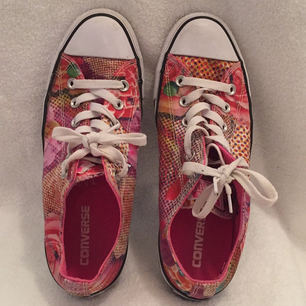 Floral converse. Size women’s 9. Men’s 7